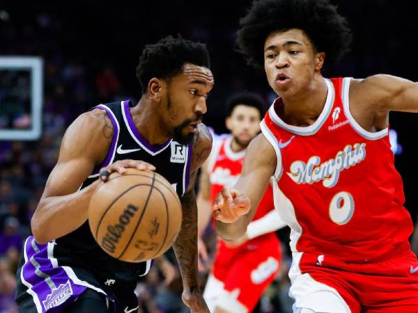 Malik Monk (kiri) mencetak 31 poin saat Sacramento Kings mengalahkan Memphis Grizzlies 138-133 pada Jumat (3/1) malam. (Foto: AP)