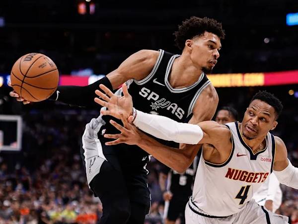 Victor Wembanyama (kiri) mencetak 35 poinsaat San Antonio Spurs mengalahkan tuan rumah Denver Nuggets 113-110 pada Jumat (3/1) malam. (Foto: AP)