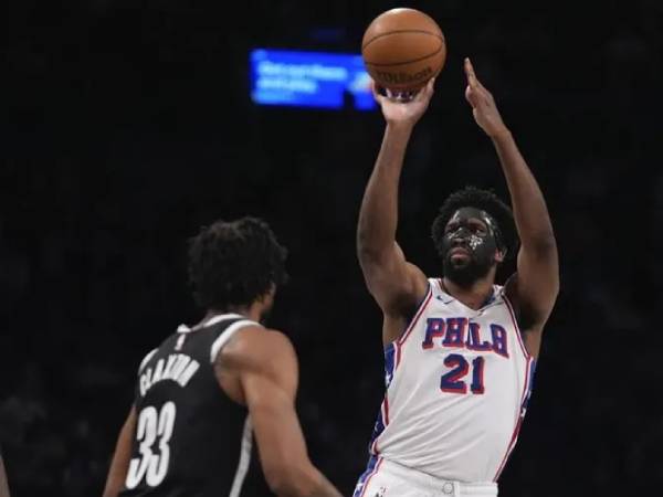 Joel Embiid (kanan) mencetak 28 poin saat Philadelphia 76ers meraih kemenangan 123-94 atas Brooklyn Nets pada Sabtu (4/1) malam di New York. (Foto: AP)