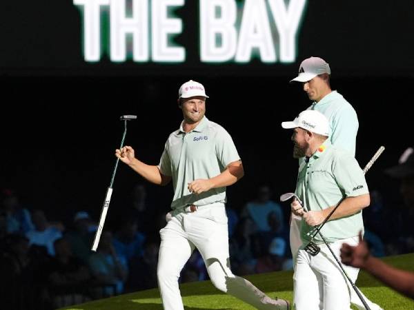 The Bay Golf Club yang terdiri dari Shane Lowry, Wyndham Clark, dan Ludvig Aberg raih kemenangan perdana di TGL. (Foto: AP)