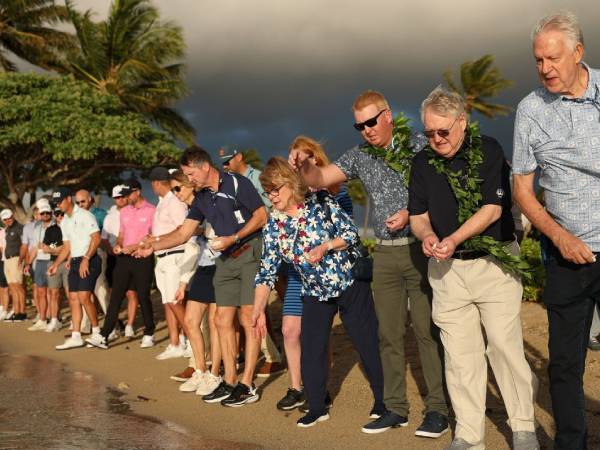 Keluarga Grayson Murray dan anggota komunitas PGA Tour menaburkan bunga untuk menghormati Grayson Murray sebelum Sony Open di Waialae Country Club. (Foto: Golf Digest)