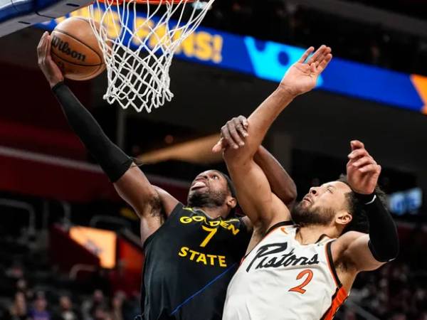 Buddy Hield (kiri) mencetak 19 poin saat Golden State Warriors meraih kemenangan 107-104 atas tuan rumah Detroit Pistons pada hari Kamis (9/1) malam. (Foto: AP)