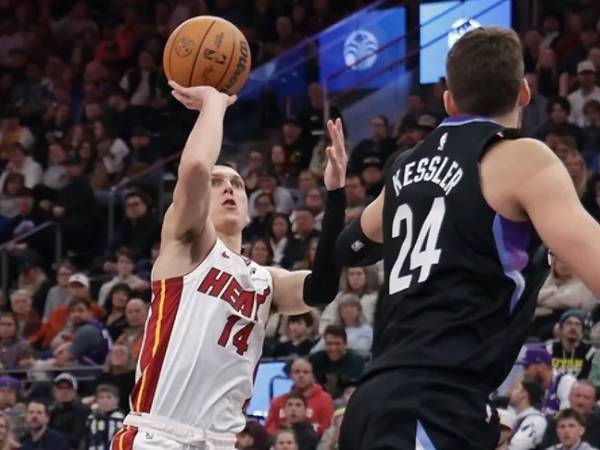 Tyler Herro (kiri) mencetak 23 poin saat Miami Heat menang 97-92 atas Utah Jazz pada hari Kamis (9/1) malam di Salt Lake City. (Foto: AP)