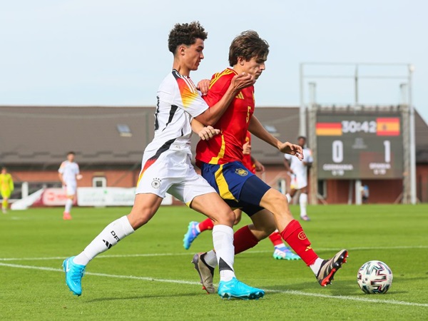 Bek Muda Barcelona Siap Gantikan Posisi Araujo