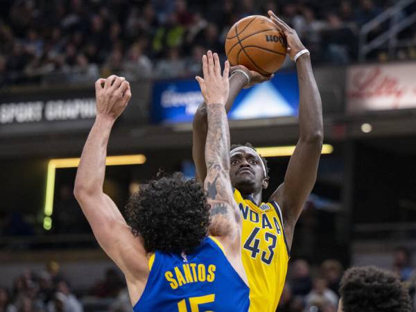 Pascal Siakam (kanan) mencetak 25 poin saat Indiana Pacers mengalahkan Golden State Warriors 108-96 pada Jumat (10/1) malam. (Foto: AP)
