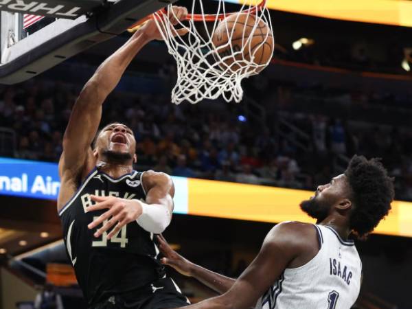 Giannis Antetokounmpo (kiri) mencetak 41 poin saat Milwaukee Bucks meraih kemenangan 109-106 atas Orlando Magic pada Jumat (10/1) malam. (Foto: AP)