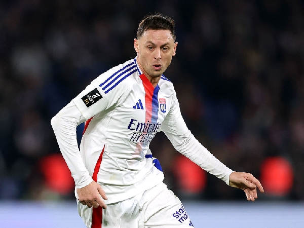 Ipswich Town mengindentifikasi gelandang Lyon, Nemanja Matic