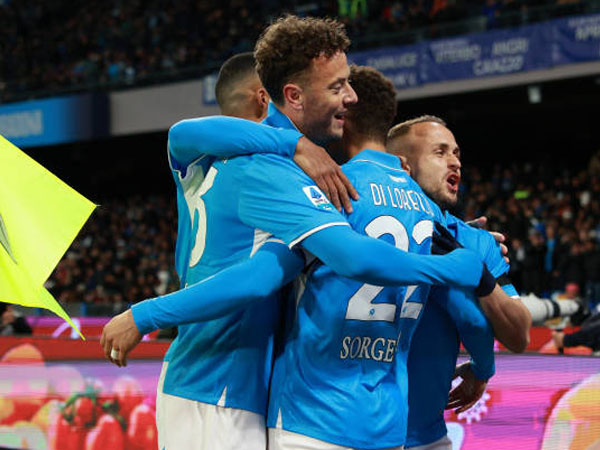 Napoli Kuasai Puncak Serie A dengan Kemenangan 2-0 atas Verona