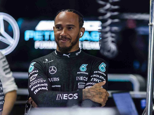 Lewis Hamilton disebut Nico Rosberg punya kemampuan public speaking yang bagus.