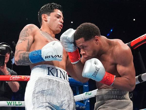 Devin Haney (kanan) dan Ryan Garcia bertarung pada April tahun lalu. (Foto: Fight TV)