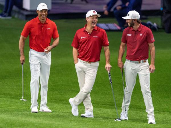 Tiger Woods, Kevin Kisner, and Max Homa berbagi tawa meskipun kalah, menampilkan perpaduan kompetisi dan hiburan TGL dalam format yang inovatif. (Foto: AP)