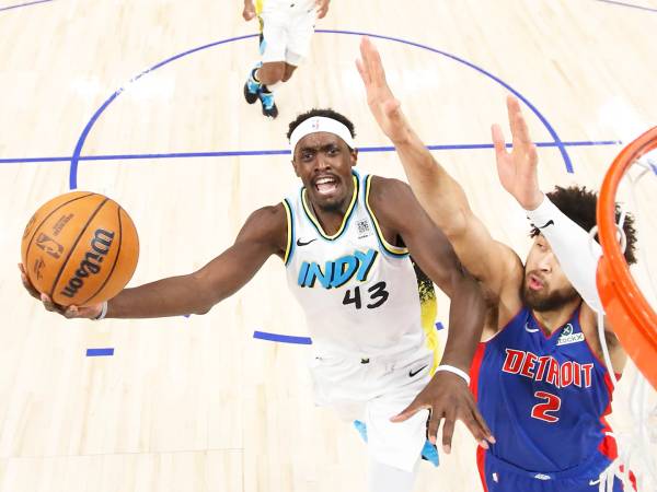 Pascal Siakam (kiri) mencetak 26 poin saat tim tamu Indiana Pacers mengalahkan Detroit Pistons 111-100 pada Kamis (16/1) malam. (Foto: AP)