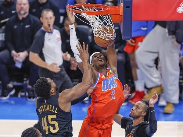 Shai Gilgeous-Alexander (tengah) mencetak 40 poin saat Oklahoma City Thunder menang 134-114 atas Cleveland Cavaliers pada Kamis (16/1) malam. (Foto: AP)
