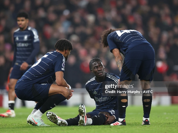 Gelandang Aston Villa, Amadou Onana, tidak dapat menyelesaikan pertandingan melawan Arsenal