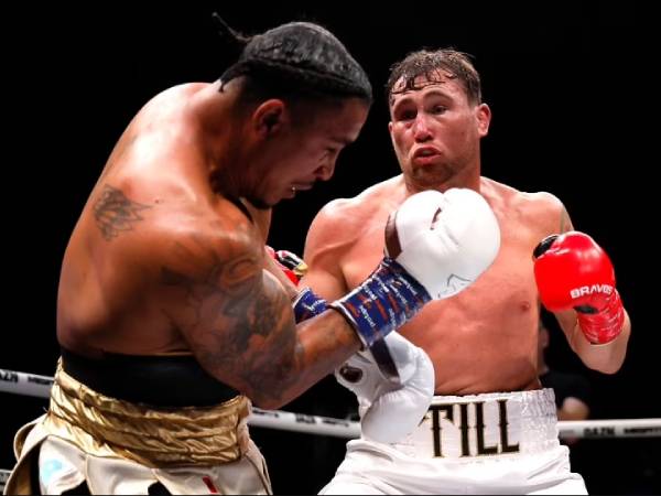 Darren Till (kanan) terlalu kuat bagi Anthony Taylor. (Foto: Fight TV)