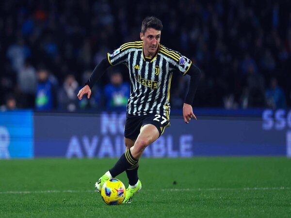 Direktur Olahraga Juventus menyatakan klub saat ini belum menerima kontak apa pun termasuk dari Manchester City, terkait penawaran untuk bek Andrea Cambiaso / via Getty Images