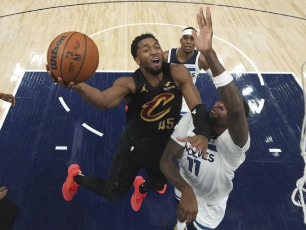 Donovan Mitchell (kiri) mencetak 36 poin saat Cleveland Cavaliers meraih kemenangan 124-117 atas Minnesota Timberwolves pada Sabtu (18/1) malam. (Foto: AP)