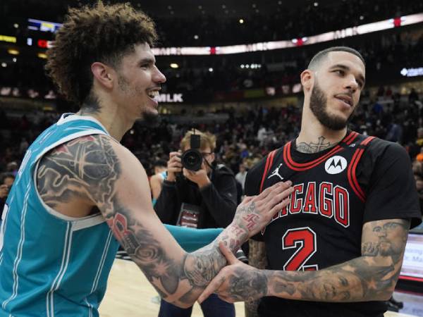 LaMelo Ball (kiri) dan Lonzo Ball bercengkrama seusai pertandingan Jumat lalu. (Foto: AP)