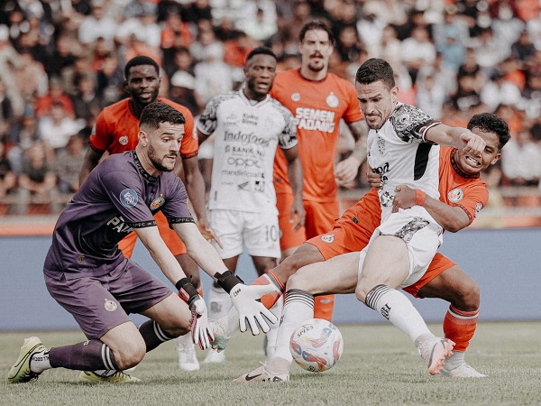 Penyerang Bali United, Boris Kopitovic di laga kontra Semen Padang FC