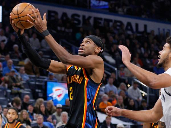 Shai Gilgeous-Alexander (kiri) mengoleksi 27 poin saat Oklahoma City Thunder menang 127-101 atas tim tamu Brooklyn Nets pada Minggu (19/1) malam. (Foto: AP)