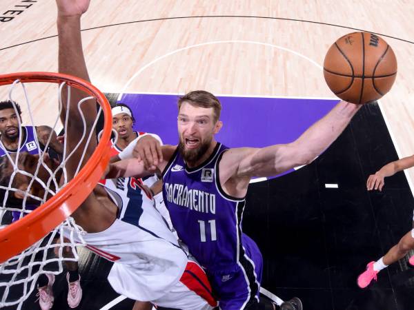 Domantas Sabonis mencatatkan double-double saat Sacramento Kings menang 123-100 atas tim tamu Washington Wizards pada Minggu (19/1) malam. (Foto: AP)