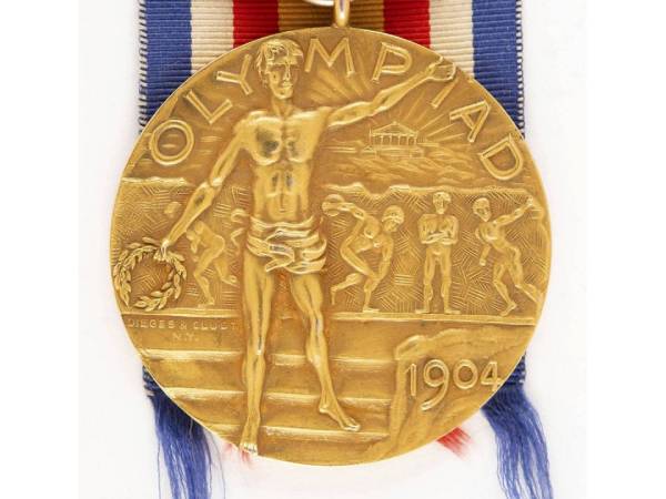 Medali Olimpiade 1904 ini berukuran lebih kecil dan seluruhnya terbuat dari emas. (Foto: AP)