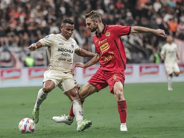 Gelandang Persita Tangerang, Eber Bessa kesulitan melewati pemain Persija Jakarta
