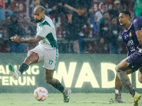 Pemain PSS Sleman, Phil Ofosu-Ayeh di laga kontra Persik Kediri
