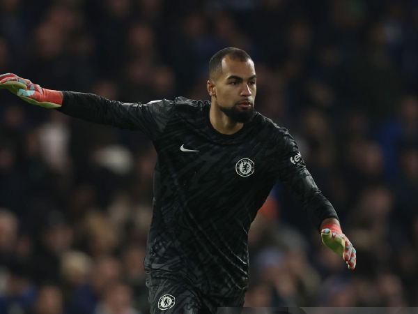 Robert Sanchez dibela oleh pelatih Chelsea, Enzo Maresca