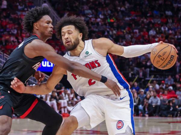 Cade Cunningham (kanan) mencetak 32 poin saat tim tamu Detroit Pistons mengalahkan Houston Rockets 107-96 pada hari Senin (20/1) sore. (Foto: AP)