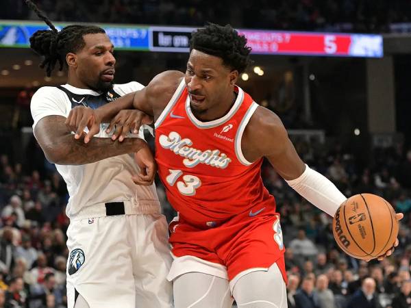 Jaren Jackson Jr (kanan) mencetak 24 poin saat Memphis Grizzlies meraih kemenangan 108-106 atas tim tamu Minnesota Timberwolves pada Senin (20/1) sore. (Foto: AP)
