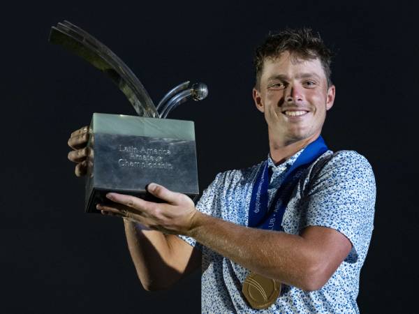 Justin Hastings berpose dengan trofi Latin American Amateur Championship. (Foto: Golf Digest)