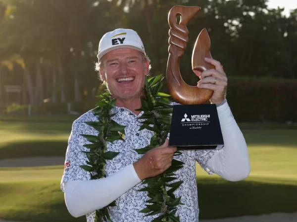 Ernie Els berpose dengan trofi Mitsubishi Electric Championship. (Foto: Golf Digest)
