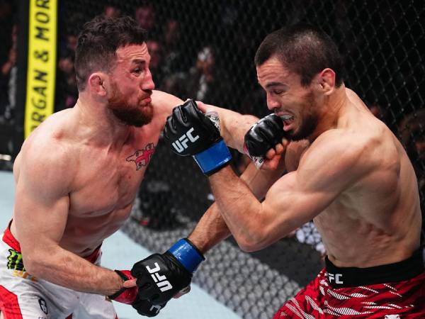 Merab Dvalishvili (kiri) mengungguli Umar Nurmagomedov di ronde-ronde akhir. (Foto: UFC)