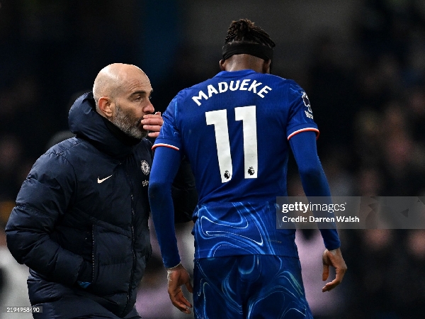 Enzo Maresca saat berbicara kepada Noni Madueke