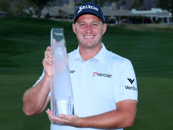 Sepp Straka berpose dengan trofi The American Express. (Foto: Golf Digest)