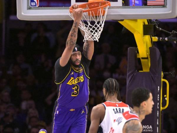 Anthony Davis (kiri) mencetak 29 poin saat Los Angeles Lakers membukukan kemenangan 111-88 atas tim tamu Washington Wizards pada Selasa (21/1) malam. (Foto: AP)