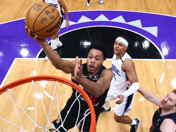 Scottie Barnes (kiri) mencetak 17 poin saat Toronto Raptors mengalahkan tim tamu Orlando Magic 109-93 pada Selasa (21/1) malam. (Foto: AP)