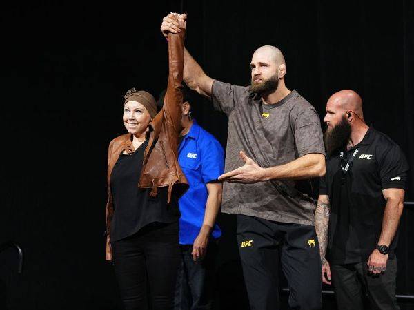 Jiri Prochazka (kanan) tampil bersama Ashly McGarity. (Foto: MMA Fighting)