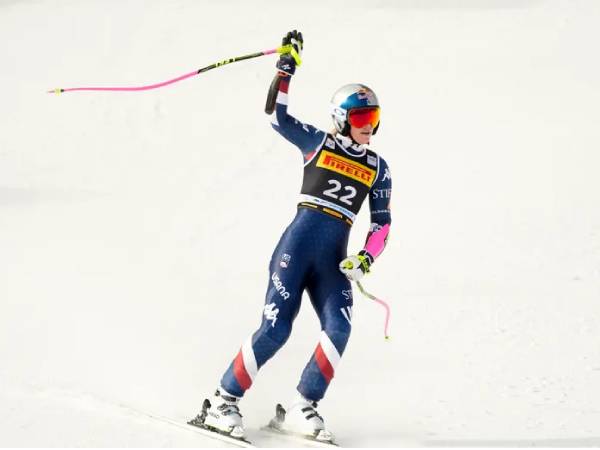Lindsey Vonn melambaikan tangan setelah penampilan di nomor Super-G. (Foto: AP)