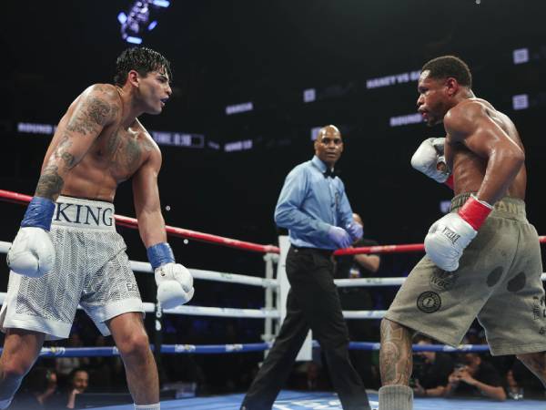 Ryan Garcia (kiri) dan Devin Haney bertarung pada April tahun lalu. (Foto: Fight TV)