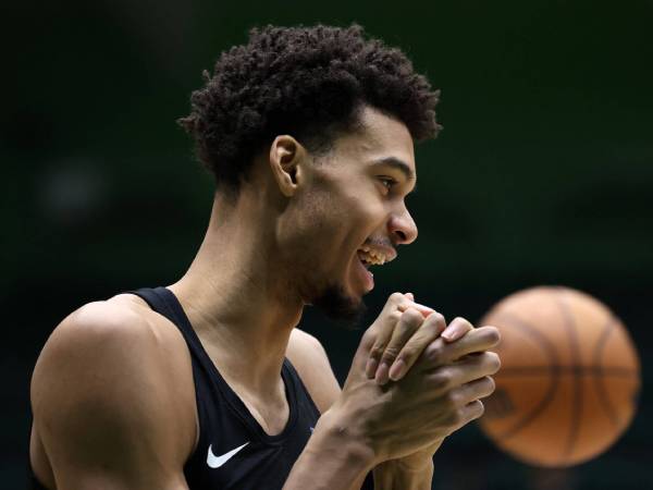 Spurs melakukan latihan ringan di Nanterre, di mana Victor Wembanyama memulai karier profesionalnya di usia 15 tahun. (Foto: AFP)