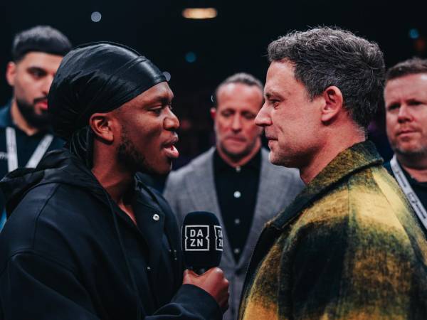 Wayne Bridge (kanan) menjadi sasaran sindiran brutal dari KSI di atas ring pada ajang Misfits 20. (Foto: Fight TV)