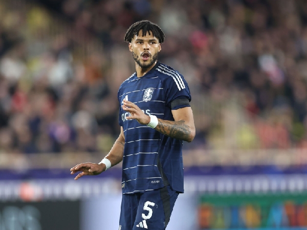 Bek Aston Villa, Tyrone Mings