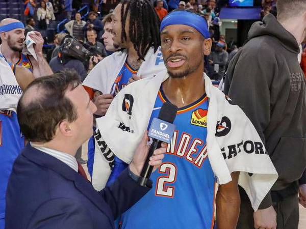 Shai Gilgeous-Alexander diwawancarai usai membukukan mencetak rekor karier 54 poin versus Utah Jazz pada Rabu (22/1) malam. (Foto: AP)