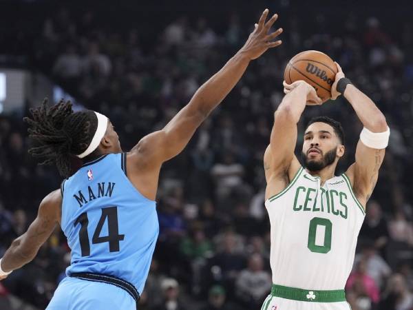 Jayson Tatum (kanan) mencetak 24 poin saat tim tamu Boston Celtics menang 117-113 atas Los Angeles Clippers melalui babak overtime pada Rabu (22/1) malam. (Foto: AP)