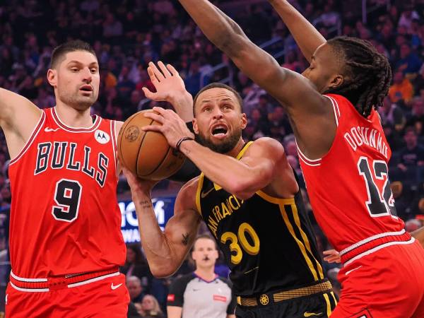Stephen Curry (tengah) mencetak 21 poin saat Golden State Warriors mengalahkan tim tamu Chicago Bulls 131-106 pada Kamis (23/1) malam. (Foto: AP)
