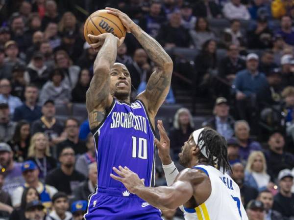 DeMar DeRozan (kiri) mencetak 32 poin saat Sacramento Kings mengalahkan tim tamu Golden State Warriors 123-117 pada Rabu (22/1) malam. (Foto: AP)