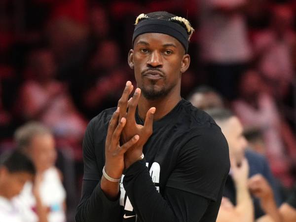 Dalam pertandingan hari Selasa melawan Trail Blazers, Jimmy Butler mengenakan sepatu berwarna oranye yang sesuai dengan skema warna Suns. (Foto: AP)