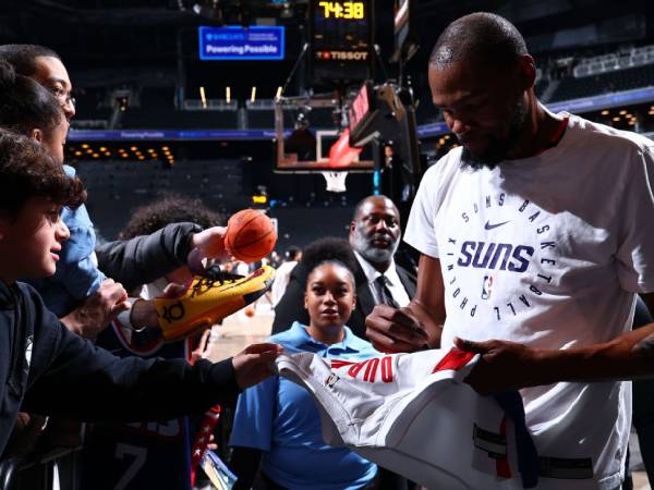 Kevin Durant memberikan tanda tangan kepada penggemar sebelum pertandingan Nets melawan Phoenix Suns di Barclays Center. (Foto: AP)